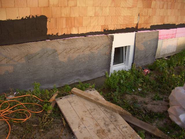 CIMG0999 Zuerst wurde noch alles eingepackt und der Bereich um die Fenster verputzt.