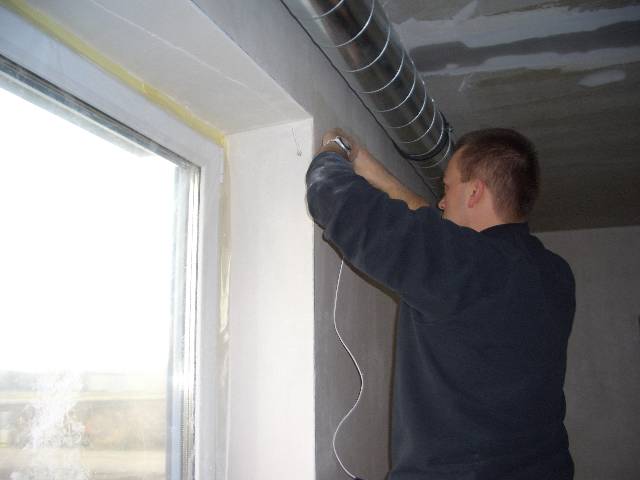 CIMG1578 Auch die Alarmkontakte bei den Fenstern haben wir montiert und die Kabel in den Putz gelegt.