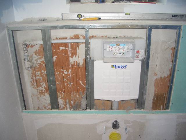 CIMG1781 Dahinter wollten sie sich das Verputen sparen. Durch die Spalten der Ziegel zog es gewaltig rein.