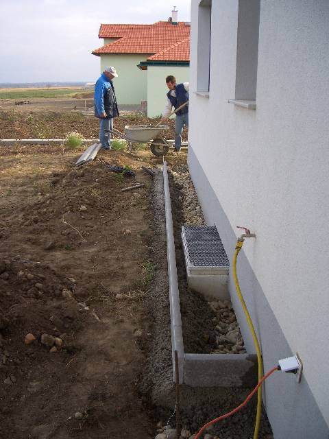 CIMG2947 Fr das Traufenpflaster wurden die Rasenkantensteine einbetoniert.