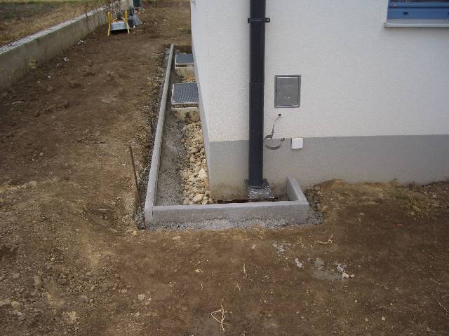 CIMG2960 Das Traufenpflaster geht bis zu unserer zuknftigen Terasse.