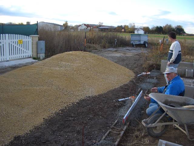 CIMG2964 Nachdem wir das Niveau unserer Einfriedung endlich hatten schttete die Gemeinde uns diesen Haufen auf die Strae und wir blickten etwas verzweifelt drein. War aber dann nicht so schlimm, wie es aussah.