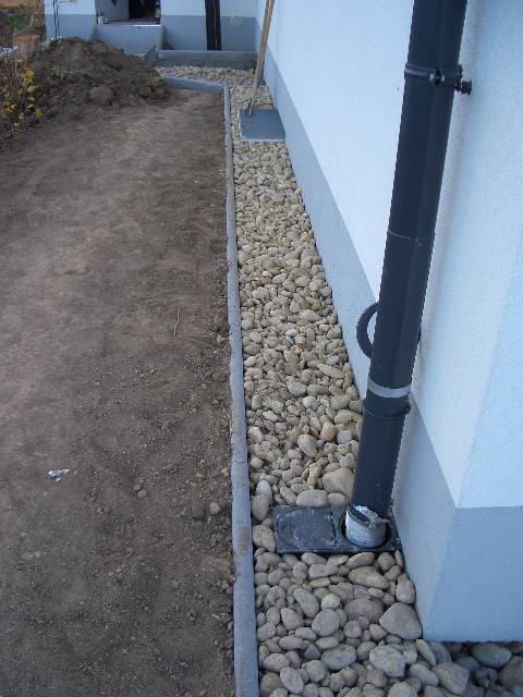 CIMG2967 Das Traufenpflaster ist fertig.