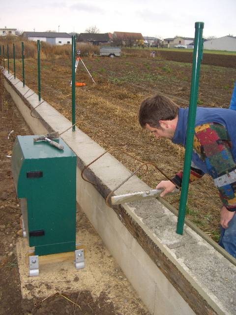 CIMG2995 Und damit die Mauer im Winter nicht auffriert, wurde sie oben mit Beton glatt gemacht.