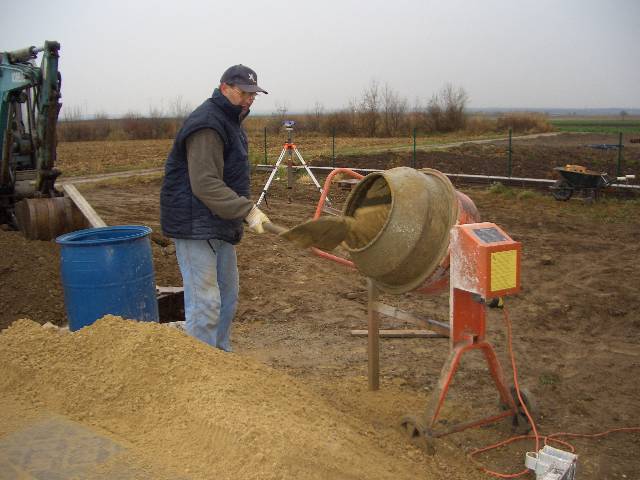 CIMG2996 Und wieder Beton mischen....