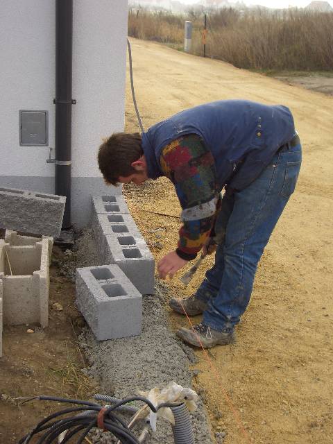 CIMG2999 Jetzt geht es an die Einfriedung vorne. Die erste Reihe war eine Spielerei, dann ging es aber flott voran.