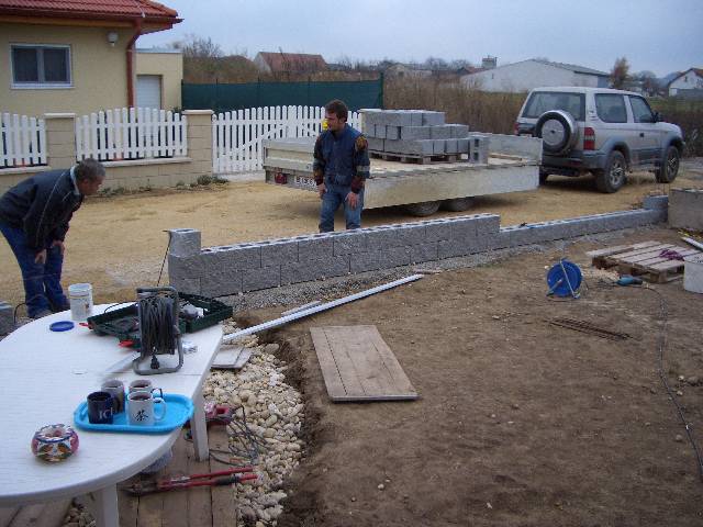 CIMG3000 Stein auf Stein, die Mauer wird bald fertig sein...