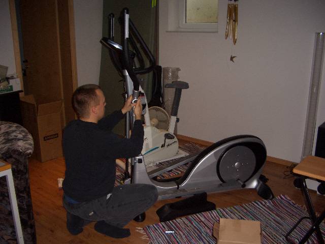 CIMG3041 Damit wir ber den Winter nicht einrosten haben wir uns einen Crosstrainer gekauft.