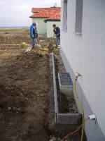 CIMG2947 Fr das Traufenpflaster wurden die Rasenkantensteine einbetoniert.