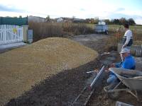 CIMG2964 Nachdem wir das Niveau unserer Einfriedung endlich hatten schttete die Gemeinde uns diesen Haufen auf die Strae und wir blickten etwas verzweifelt drein. War aber dann nicht so schlimm, wie es aussah.