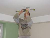 a12 Wir haben auch mit dem Montieren der Lampen begonnen.